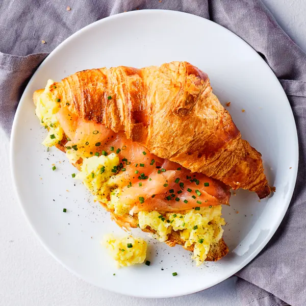 Croissants au saumon fumé et œufs brouillés