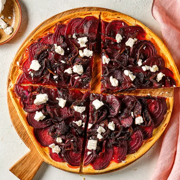 Tarte aux betteraves, chèvre & oignons