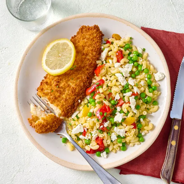 Poisson pané et coquillettes aux poivrons