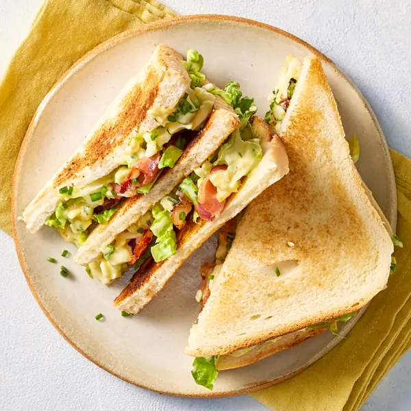 Club sandwich bacon, oeuf mimosa et salade