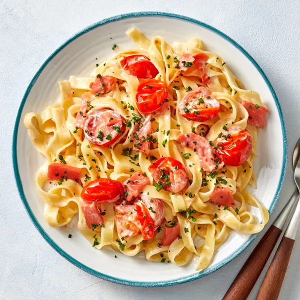 Pâtes au saumon fumé et tomates cerises