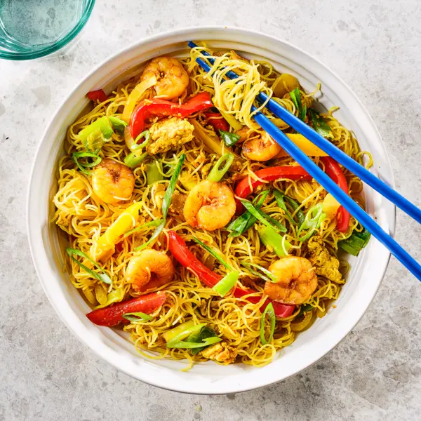 Nouilles au curry avec crevettes et poivron