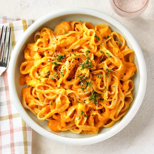 Tagliatelles à la sauce crémeuse curry et carottes
