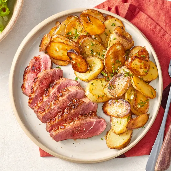 Magret de canard, patates sarladaises & salade