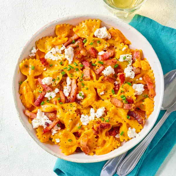 Farfalles à la crème de poivrons et lardons crispy
