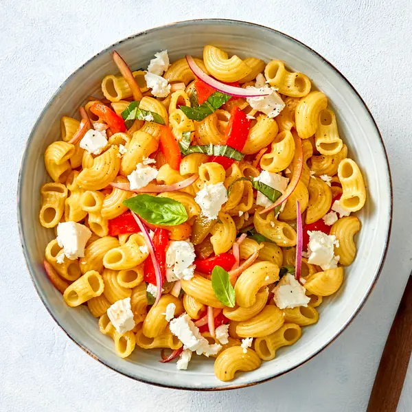 Salade de pâtes aux poivrons rôtis et feta
