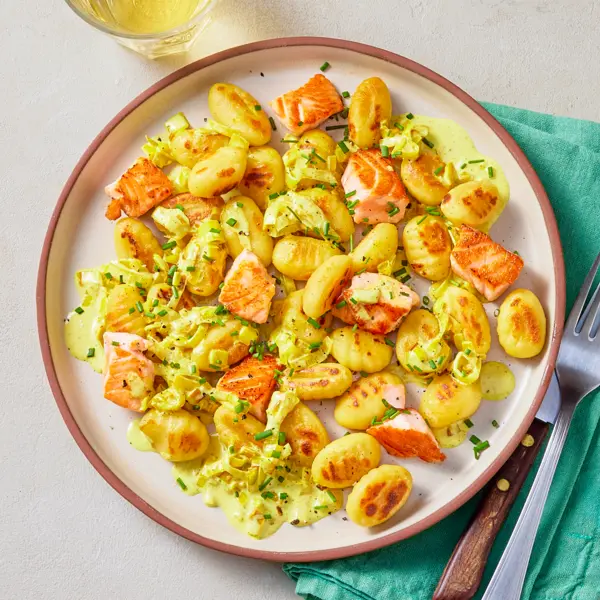 Gnocchis au saumon grillé et poireaux