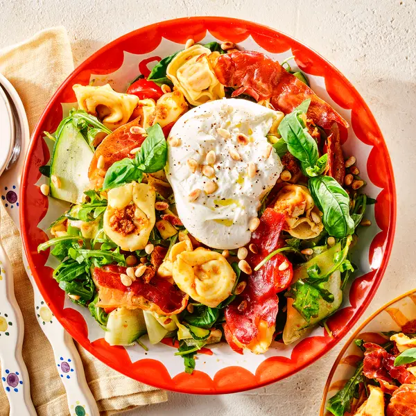 Salade de tortellinis au pesto rosso et jambon de Parme