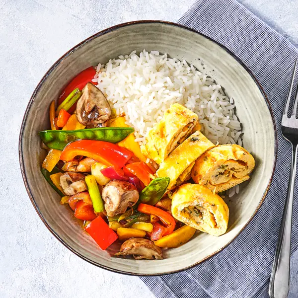Wok japonais aux lamelles d'omelette