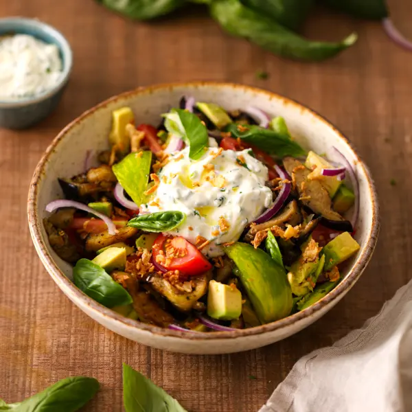 Salade protéinée au skyr, tomates & avocat