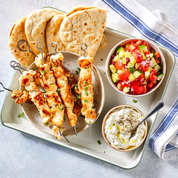 Brochettes de poulet, pain pita et tzatziki