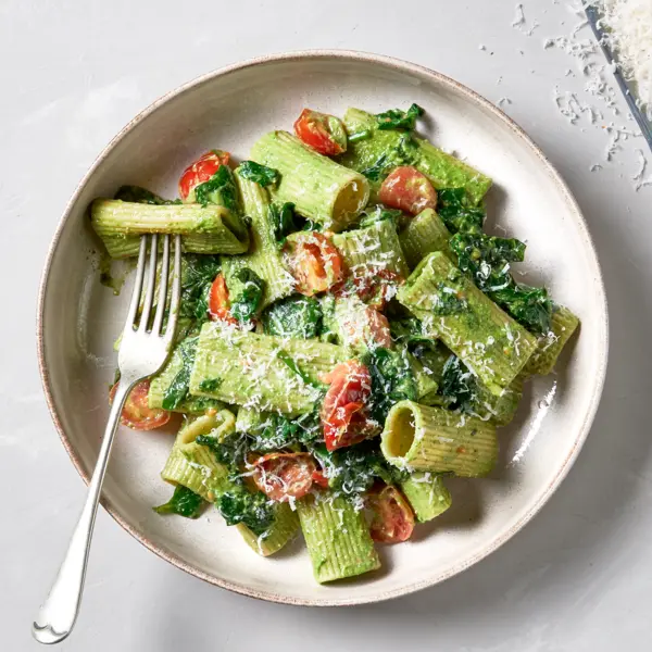 Rigatoni au pesto d'avocat et d'épinards