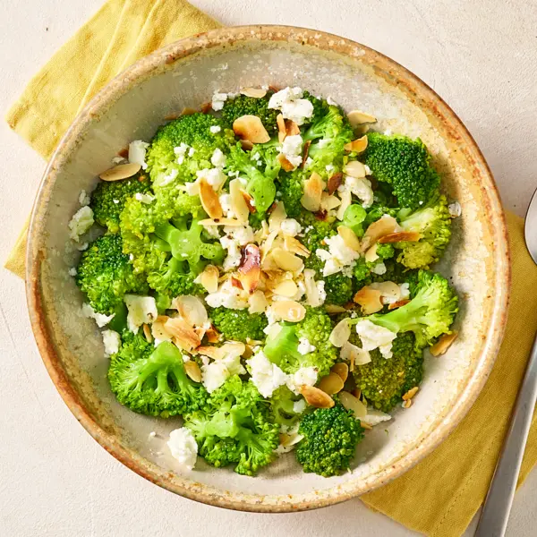 Salade de brocolis, amandes & feta