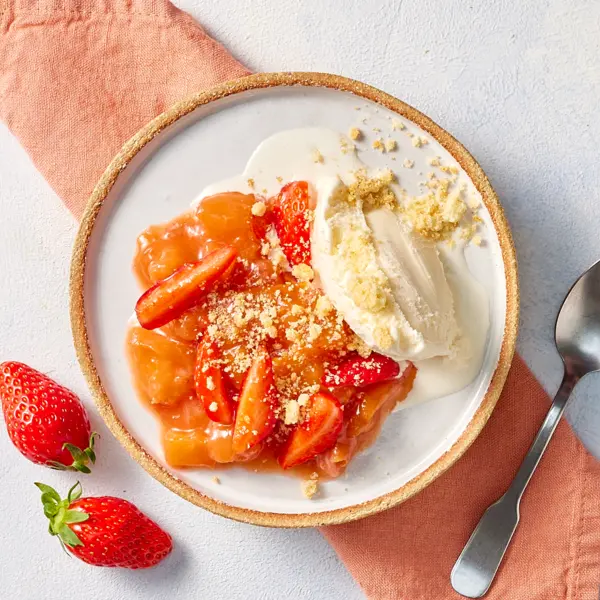 Compotée de pêches, fraises & crumble