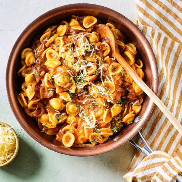 Pâtes aux oignons caramélisés