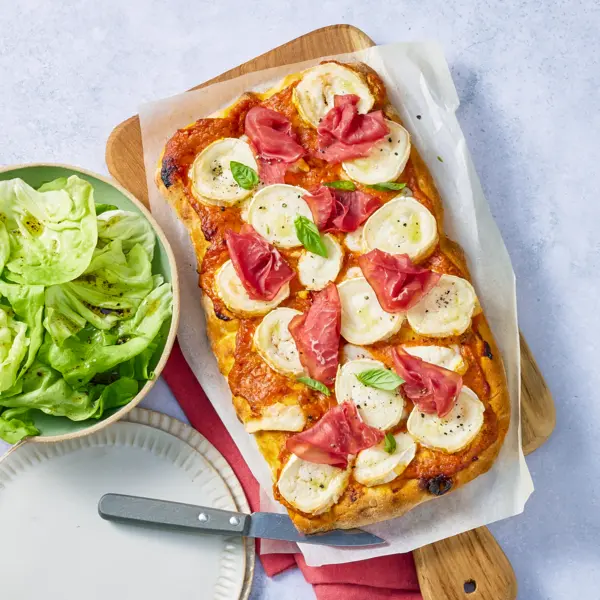 Pinsa chèvre, pesto, bresaola