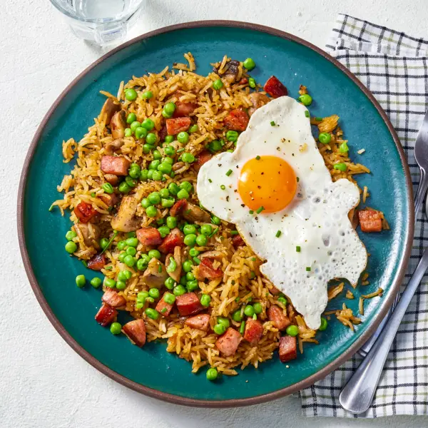 Riz sauté à la saucisse fumée & petits légumes