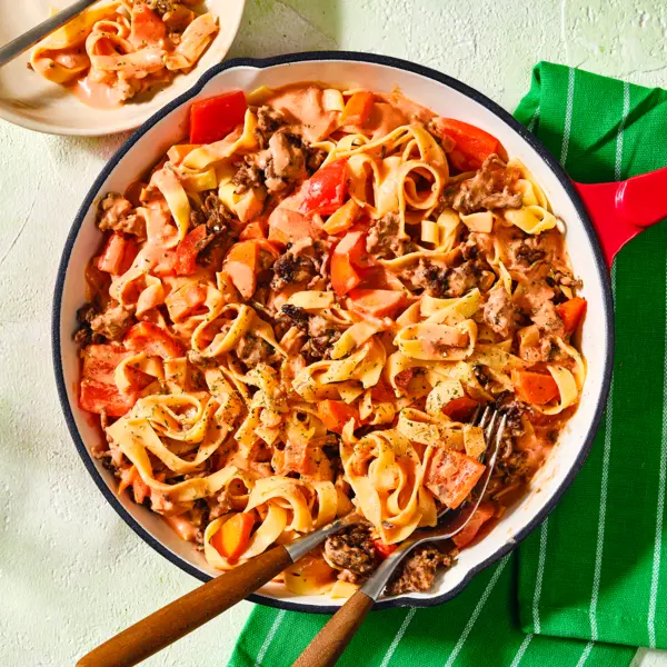 One-pot de tagliatelles à la bolognaise aux légumes et fromage frais