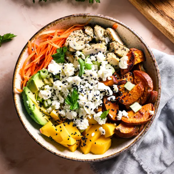 Salade protéinée au poulet, mangue & feta