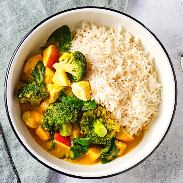 Curry jaune aux pommes et au poulet