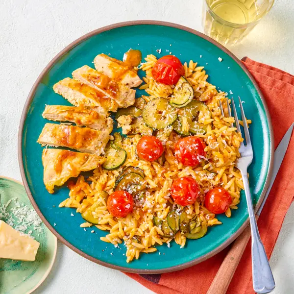 Poulet sauce pesto rosso et orzo aux légumes d'été