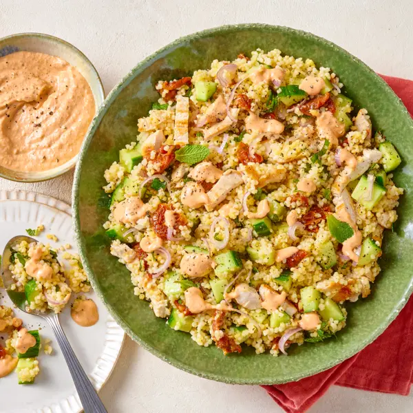 Salade de blé au poulet rôti et crème de tomates séchées