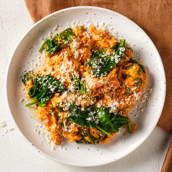 Orzo en sauce crémeuse aux poivrons