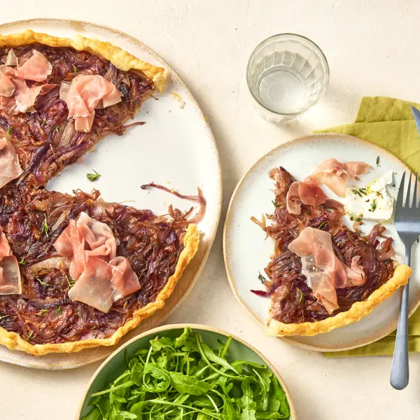 Tarte oignons rouges, chèvre & tapenade
