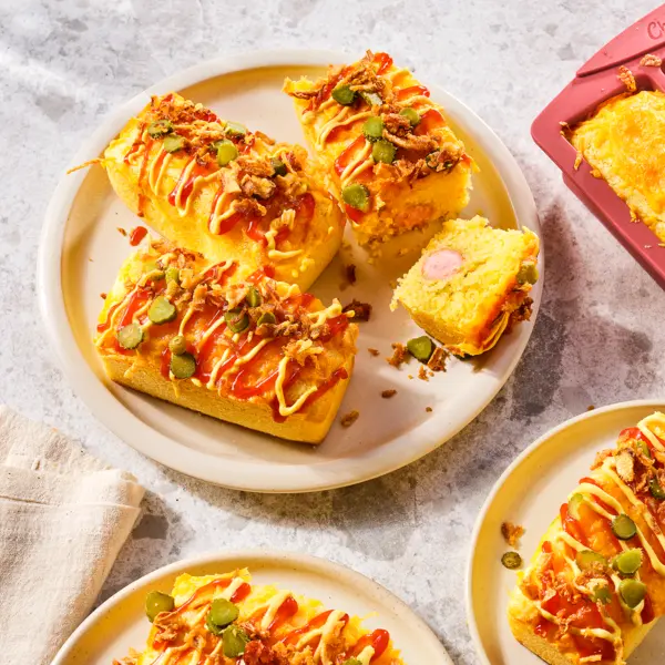 Mini cakes polenta et knackis gratinés au cheddar