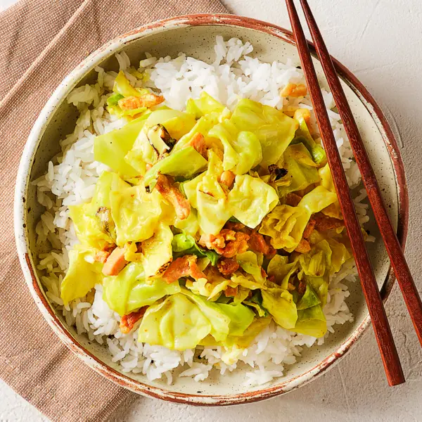 Curry de chou crémeux avec lardons et riz