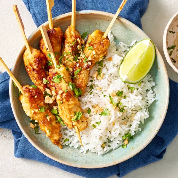 Brochettes de poulet aux cacahuètes & riz