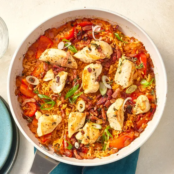 Riz à la tomate, lardons & poulet