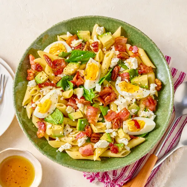 Salade de penne, oeufs durs & bacon