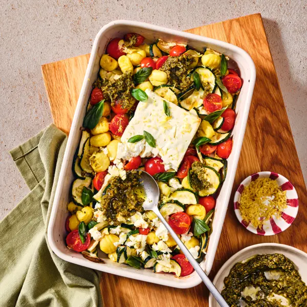 Gratin de gnocchi à la feta au pesto miso et aux courgettes