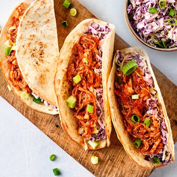 Wraps de poulet éffiloché & salade de chou rouge