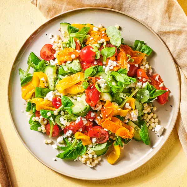 Salade avec poivron grillé et feta