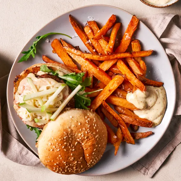 Cheeseburger avec frites de patates douces