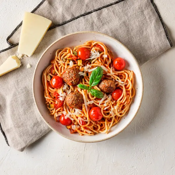 Spaghetti aux boulettes et parmesan