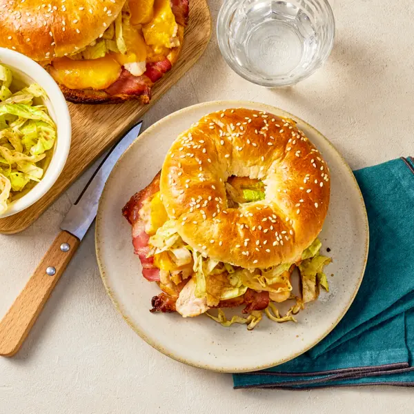 Bagel poulet, bacon & cheddar