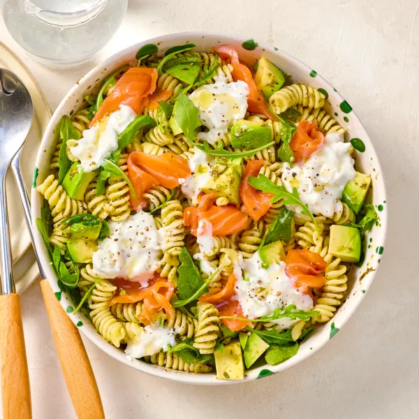 Salade de fusilli au saumon fumé et burrata crémeuse au pesto verde