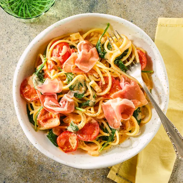 Spaghettis au Boursin et jambon cru aux tomates cerises et épinards