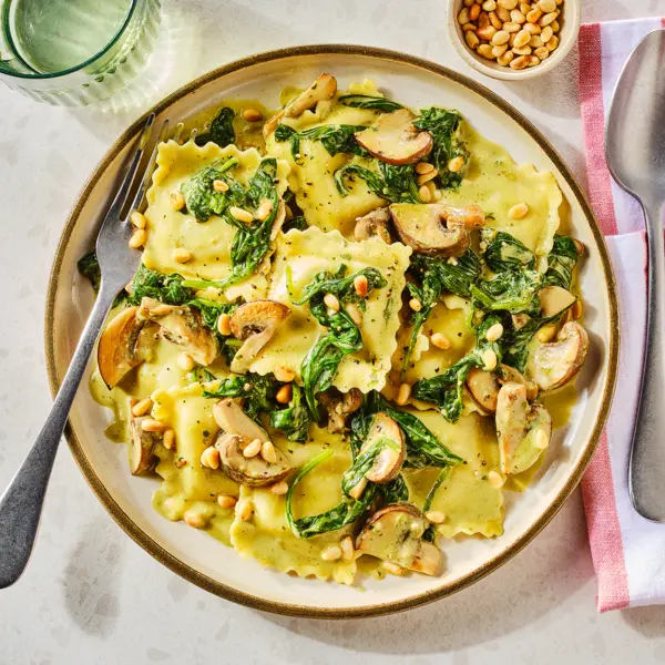 Raviolis aux champignons, épinards & pignons