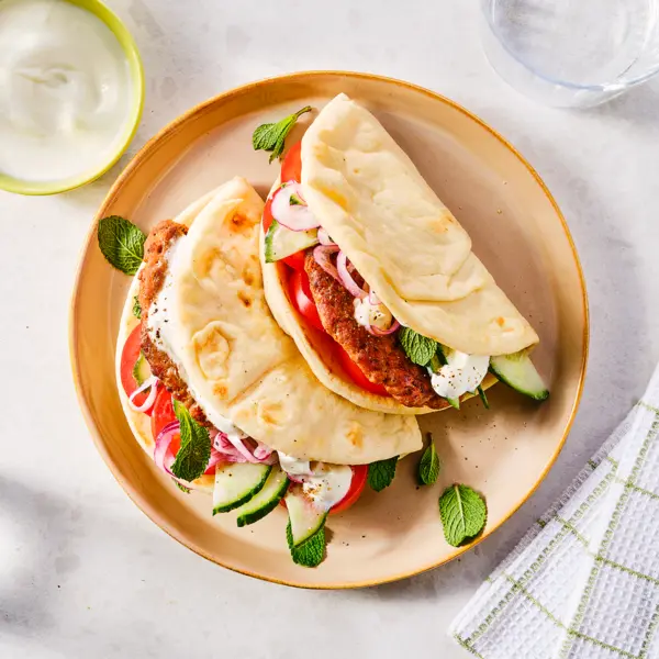 Pinsas au poulet façon smash burger aux épices tandoori et à la menthe