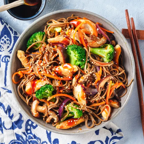 Nouilles au poulet, sauce teriyaki