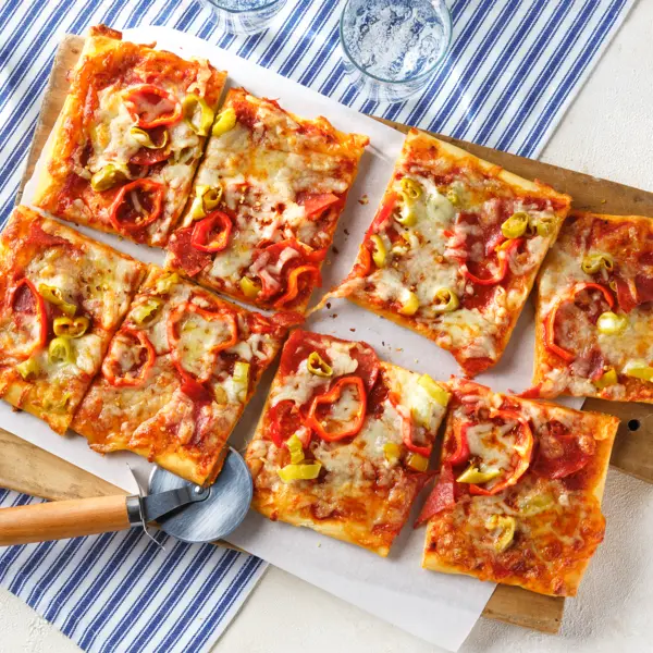 Pizzas au salami façon diavola aux poivrons et piments marinés