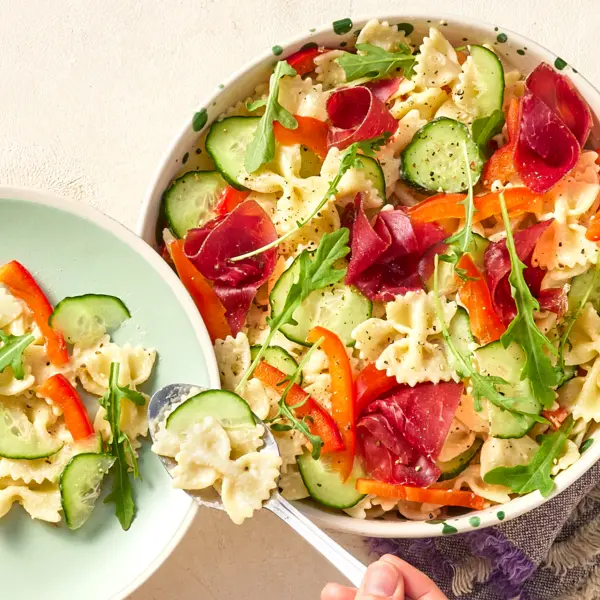 Salade de pâtes, crudités & bresaola