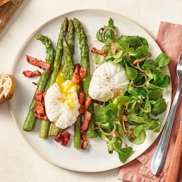 Asperges, oeuf mollet & lardons