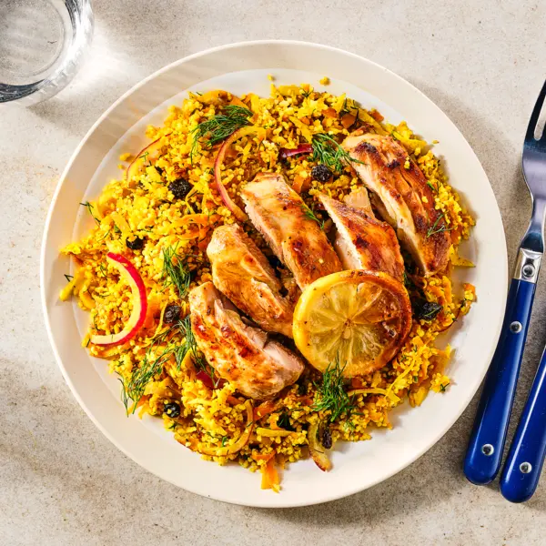 Couscous au curry, poulet citronné et raisins secs