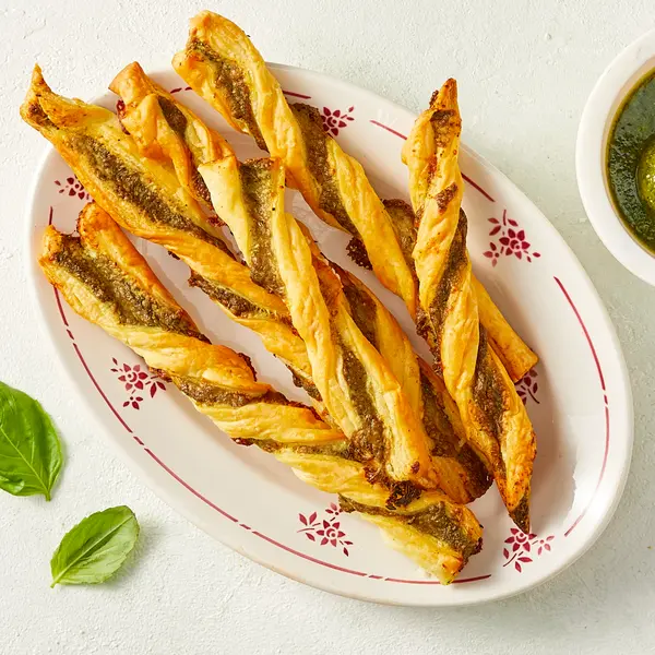Flûtes feuilletées au pesto maison