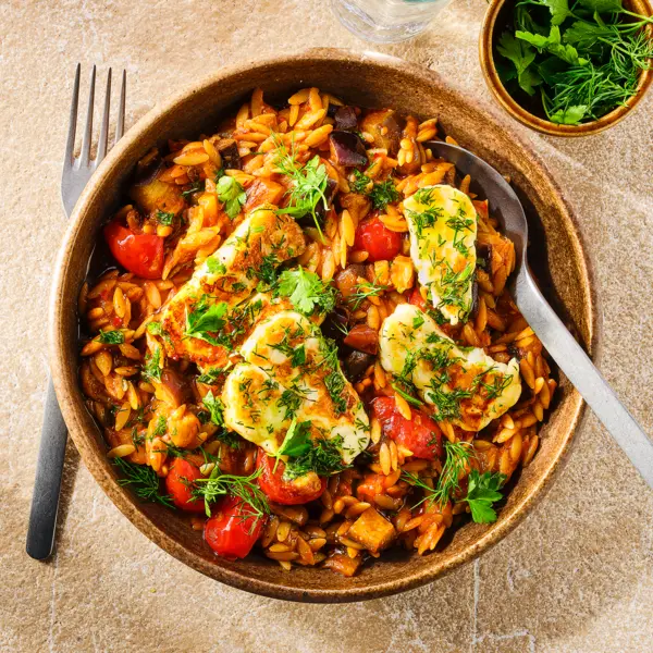 Orzo au halloumi caramélisé à la sauce harissa et aux aubergines